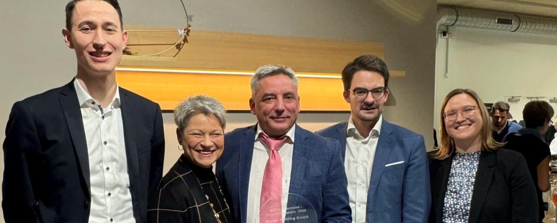 Werksleiter Hans-Jürgen Leitner nahm stellvertretend für das Unternehmen den Preis entgegen. Bei der Preisverleihung waren anwesend: Manuel Pulci (JU Harburg), Birgit Rössle (Kreisvorsitzende Mittelstandsunion Donau-Ries),Hans-Jürgen Leitner (Werksleiter Märker-Gruppe), Manuel Knoll, MdL (JU Bezirksvorsitzender), Stephanie Wagner (Projektleiterin Anton-Jaumann-Preis).