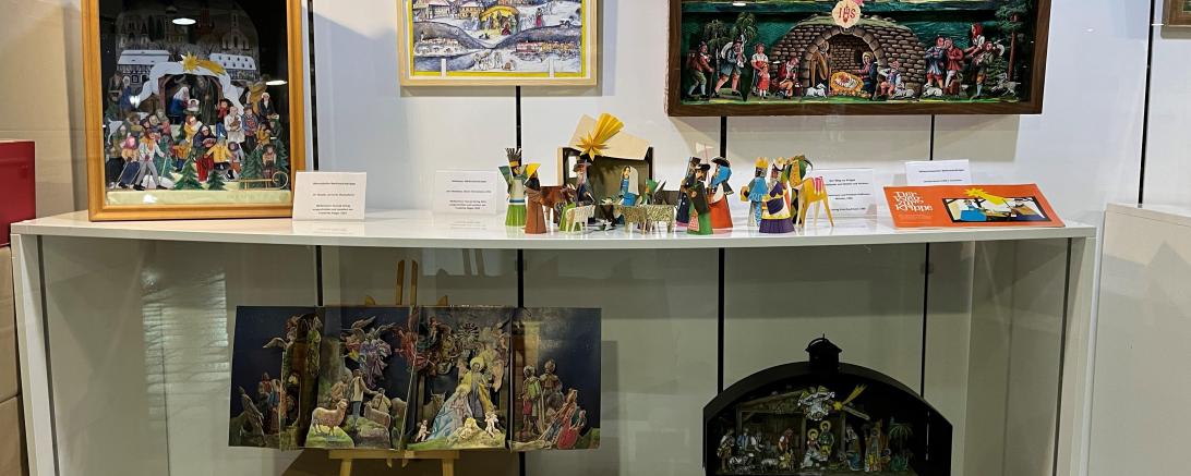 Eine Auswahl von Papierkrippen befindet sich aktuell in den Schaufenstern des Donauwörther Stadtladens. 