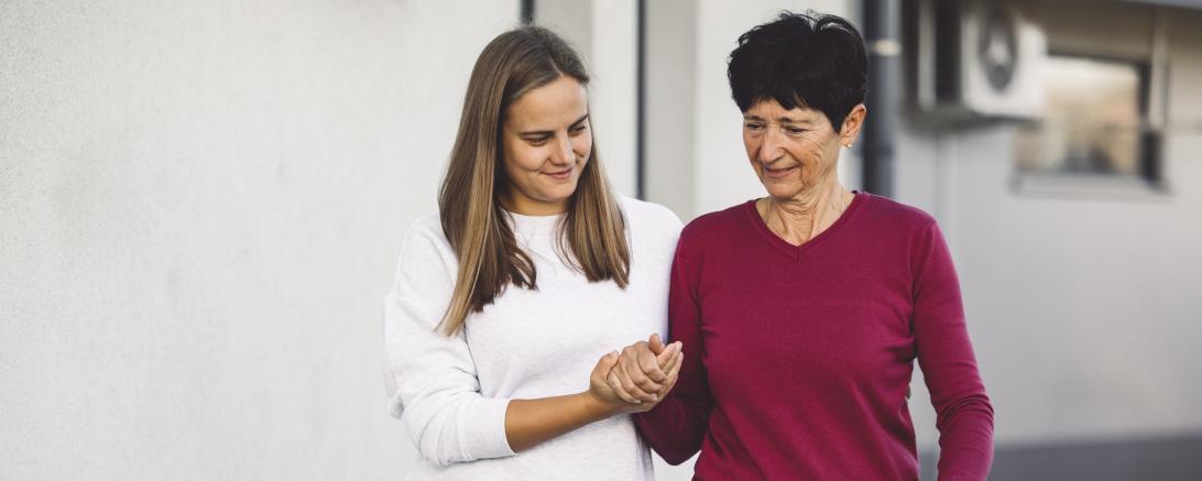 Mit einem neuen digitalen Präventionsangebot unterstützt die AOK pflegende Angehörige.