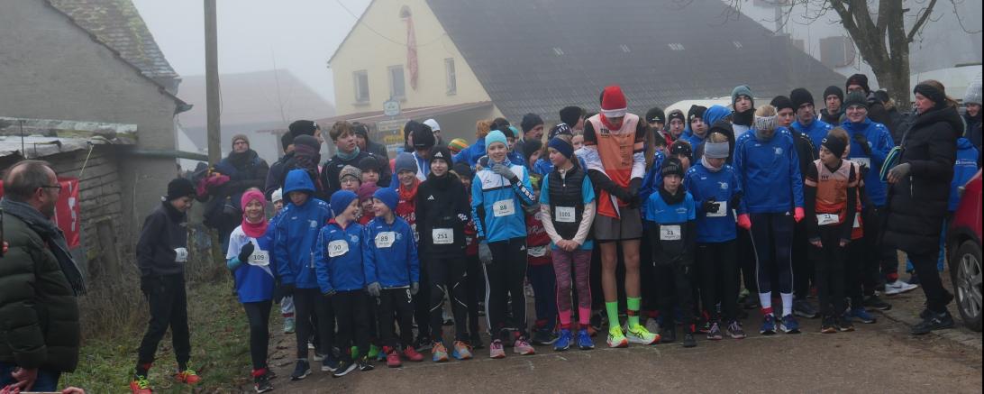 Die Teilnehmenden an der Startlinie der Kurzstrecke.