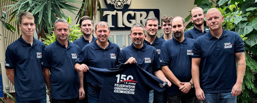 Mitglieder des Festausschusses bei der symbolischen Übergabe eines Polos an Bernd Motzer.