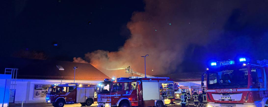 Über einhundert Einsatzkräfte waren in der Nacht im Einsatz um eine brennende Halle in Riedlingen zu löschen. 