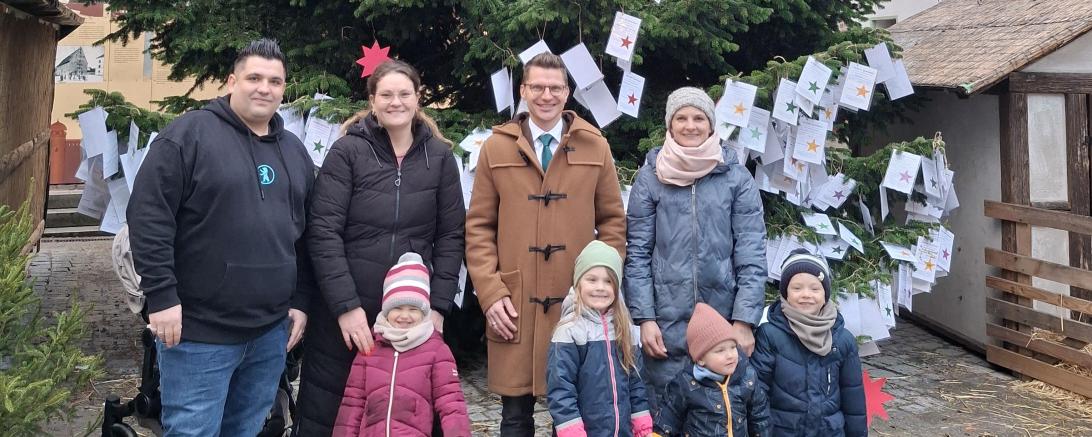 Unterschiedlichste Weihnachtswünsche wurden am Weihnachtsbaum am Marktplatz aufgehängt und warten nun darauf erfüllt zu werden.