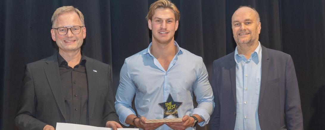 Wolfgang Haschner (Leiter Geschäftsbereich Berufliche Bildung IHK Schwaben), Max Kränzlein (Fa. SPN, Bester Zerspanungsmechaniker 2024) und Gerd Stiefel (Stv. Präsident IHK Schwaben).