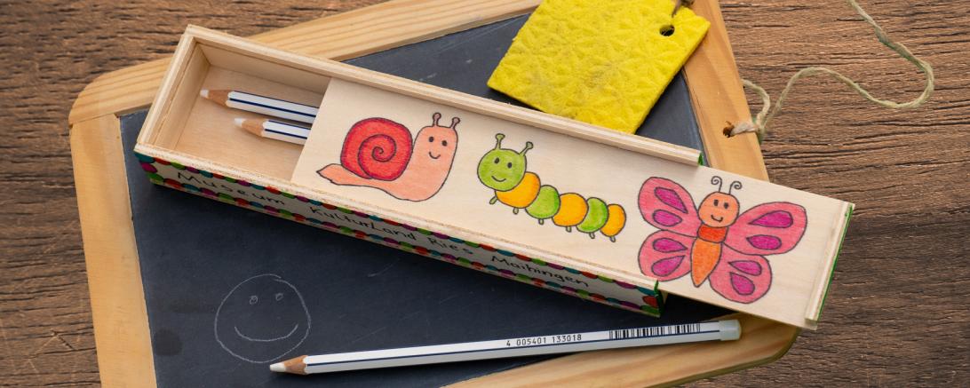 Bunt bemalte Griffelkästen