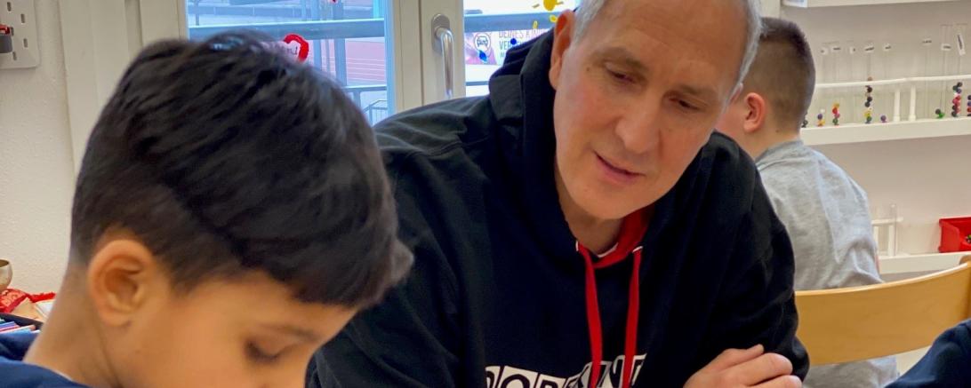 Christoph Schmid unterstützt Kita-Personal bei der Hausaufgabenbetreuung.