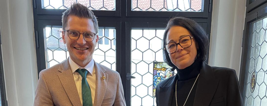 Patricia Bonrath-Landgraf überreicht Oberbürgermeister David Wittner die Spende in Höhe von 1.500 Euro.