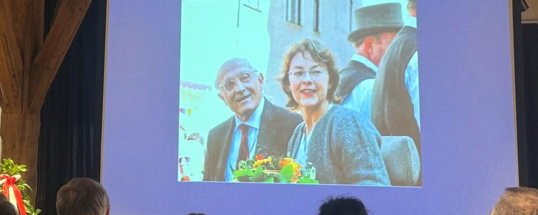 Mit einer würdigen Gedenkfeier im Schrannensaal nahm die Stadt Nördlingen gemeinsam mit der Familie Beck, der Geschäftsleitung und den Mitarbeitenden der Druckerei C.H. Beck Abschied von ihrem Ehrenbürger Dr. Hans Dieter Beck, der am 3. Januar 2025 im Alter von 92 Jahren verstorben ist.