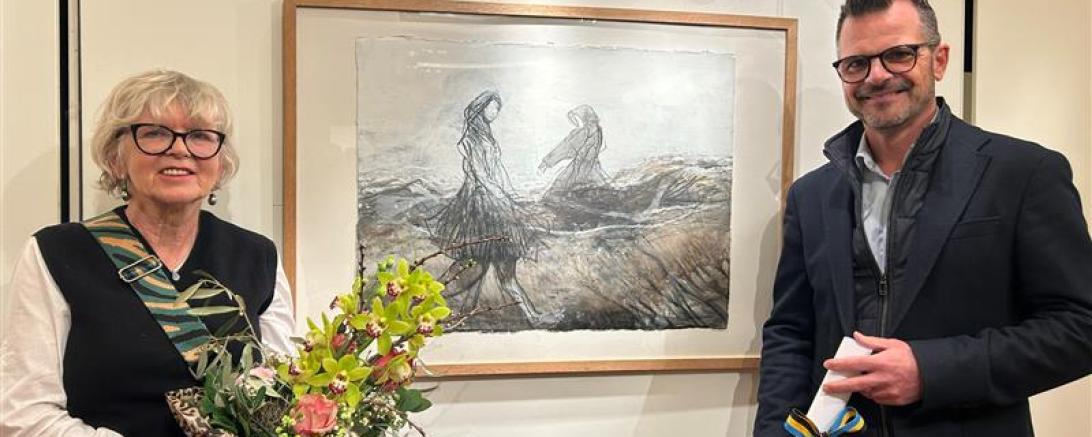 Oberbürgermeiser Jürgen Sorré beglückwünscht Gabriele Fischer für den Gewinn des Donauwörther Kunstpreises 2025. 