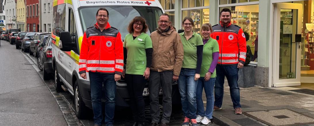 Das neue Fahrzeug der BRK-Bereitschaft mit den Spendern von der Sankt Georgs Apotheke aus Nördlingen.