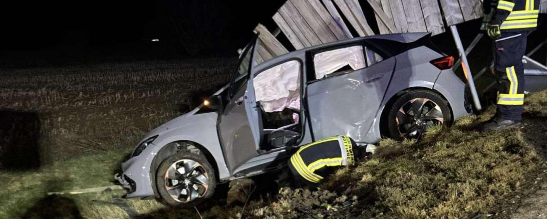 Aus diesem Auto musste eine Unfallbeteiligte herausgeschnitten werden.