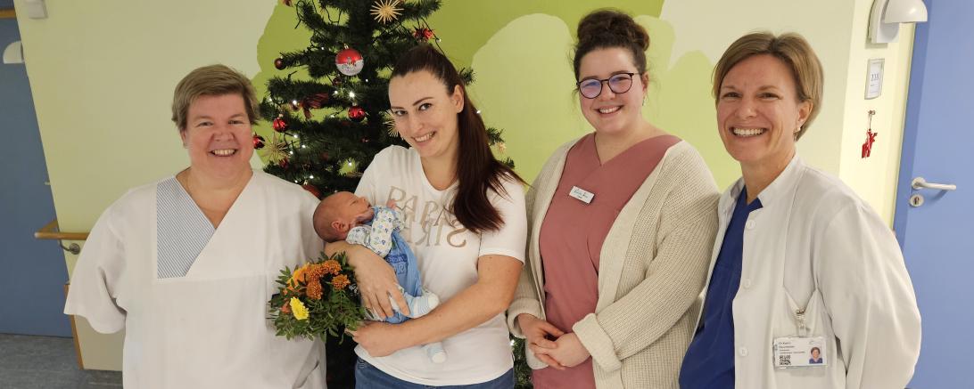 Freude über das Christkind in der Klinik Donauwörth: Pflegekraft Nicole Julius, Elena Kloos mit Baby Raphael, Hebamme Rebekka Baur und Oberärztin Dr. Katrin Baumeister (von links).