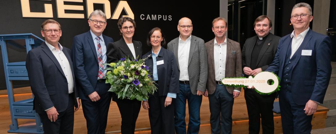 Schlüsselübergabe für den Geda-Neubau unter anderem mit Johann Sailer.