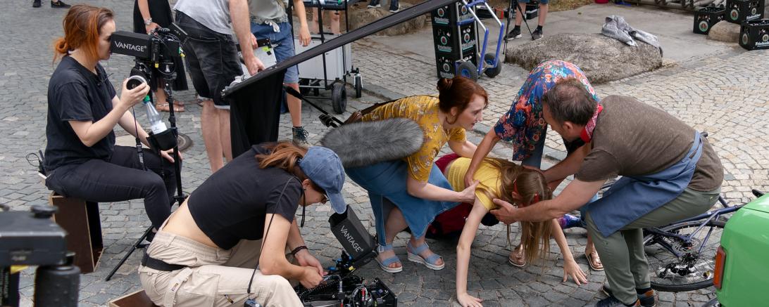 Die Crew inszeniert einen Fahrradunfall vor dem Dorfladen in der fiktiven Ortschaft Hundsling.