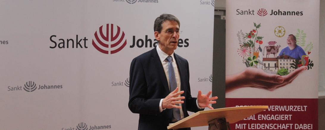 Stiftungsvorstand Robert Freiberger bedankt sich in seiner Rede für die Unterstützung durch den Freistaat.