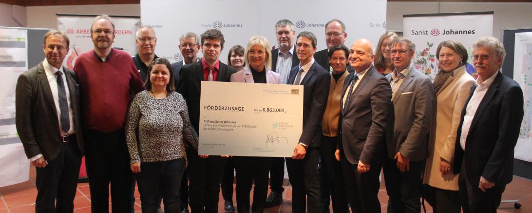 Staatsministerin Ulrike Scharf übergab persönlich den Förderscheck an die Stiftung Sankt Johannes.