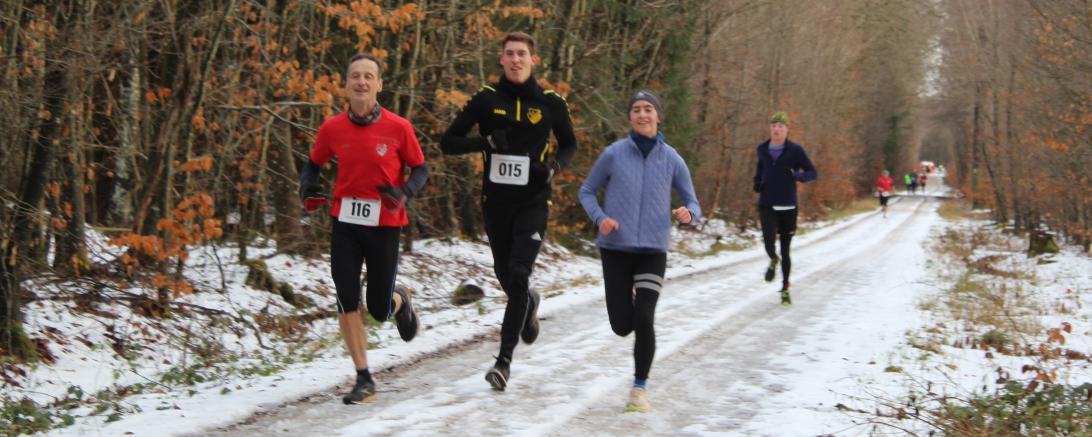 In winterlicher Landschaft eröffneten zahlreiche Teilnehmer die Laufsaison.