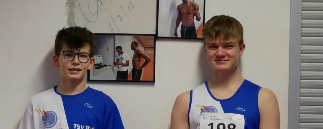 Jakob Schuster und Jonathan Federle im Sprinttunnel in der Olympiahalle  in München vor der Unterschrift von Usain Bolt.