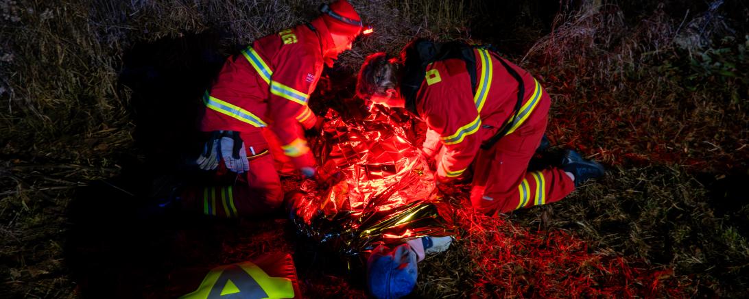 Bei der realistischen Unfalldarstellung kamen Ersthelfer der Feuerwehr und Sanitäter der DLRG zum Einsatz.
