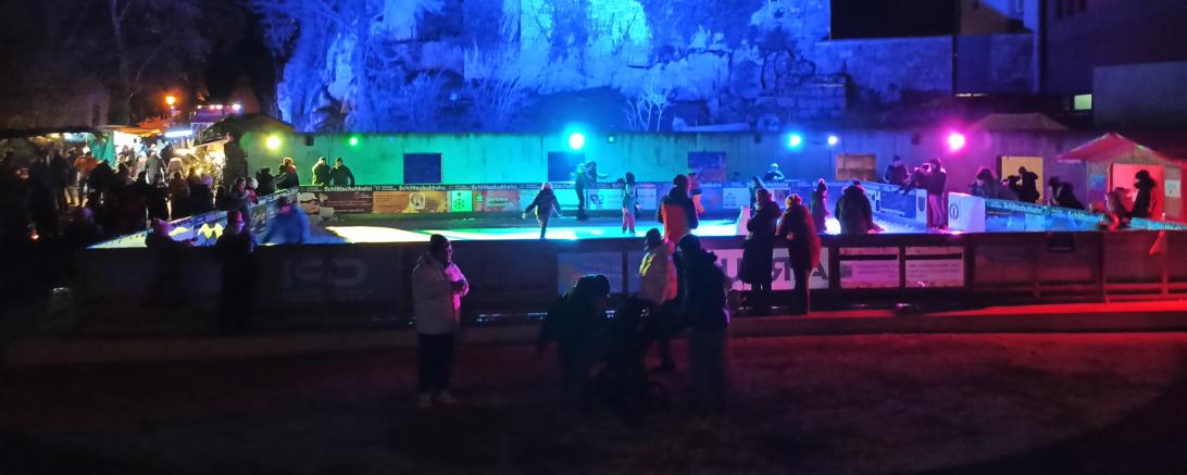 Die Schlittschuhbahn an der Freilichtbühne war ein voller Erfolg.