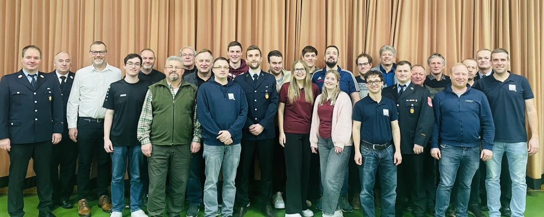 All Aktive, die die Fluthelfer-Nadel 2024 erhalten haben mit v.l.n.r. 1. Kommandant Bernd Briglmeir, KBM Peter Mikschl, 1. BGM Stefan Roßkopf. 