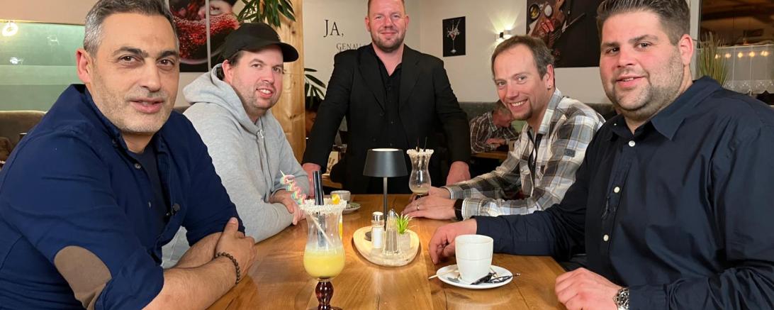 Aus der Region sind bei "Mein Lokal, dein Lokal" dabei: Bernhard Schneider mit seinem Bistro "MEXX (mitte, stehend) und Florian Ferber (2. von links). 
