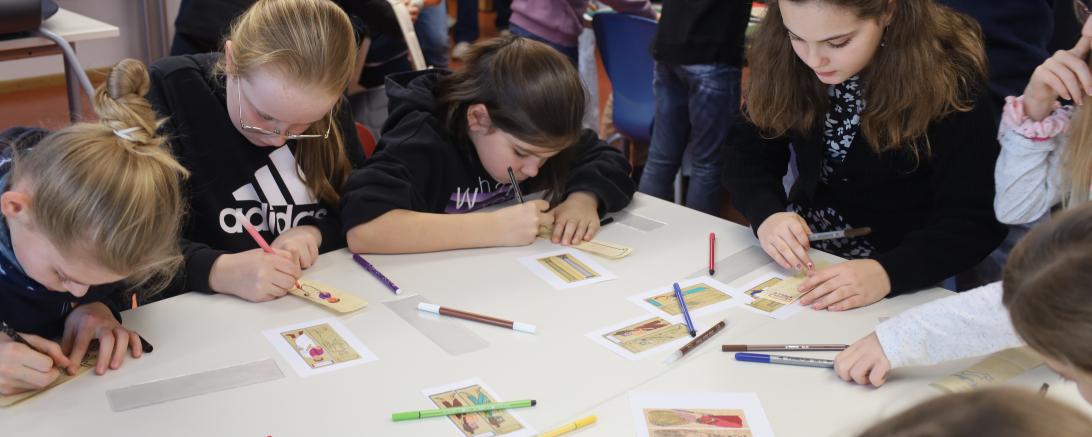 Viel Mühe gaben sich die Kinder beim Gestalten der Lesezeichen aus Papyrus.