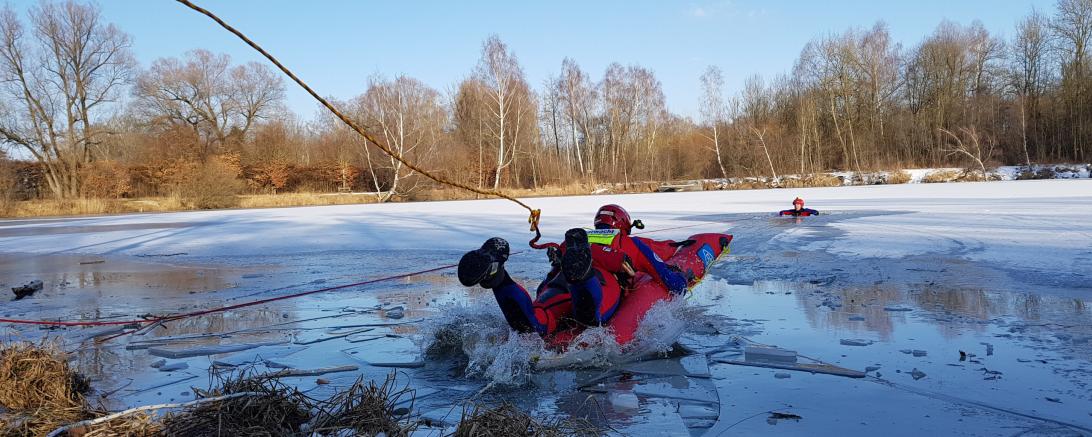 Das Bild zeigt ein winterliches Gewässer.