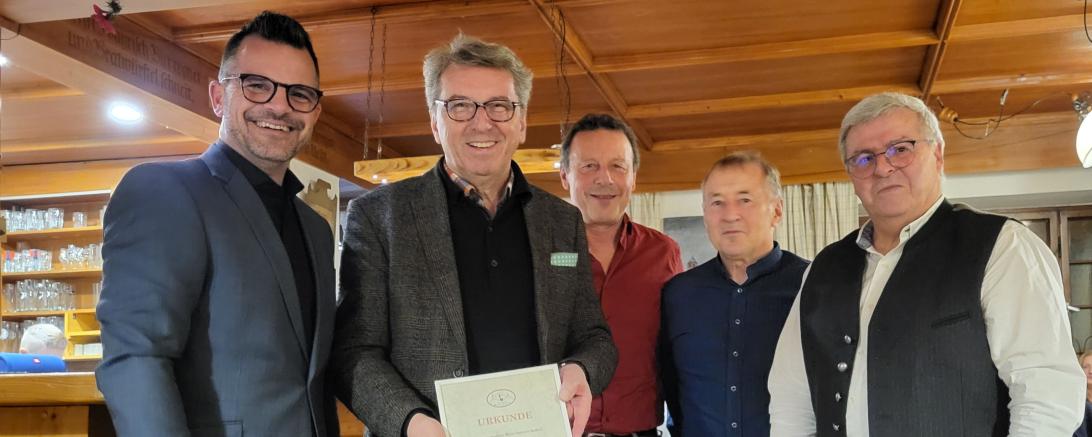 V.l.n.r.: Vorsitzender Jürgen Sorré, Georg Schmid, die Mondspritzer Vorstände Klaus Vater, Leo Anzenhofer und Helmut Neureiter.