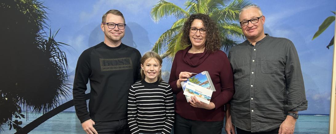 Matthias Stark (DRA) und Christian Sigel (Reisebüro Sigel) gratulieren Simone Tönnis und ihrer Tochter Lisa Tönnis zum Gewinn.