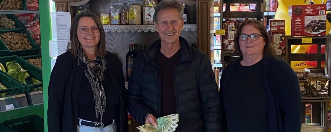 Das Bild zeigt v.l. Marion Dopfner, Martin Oberman, Kathrin Sommer bei der Spendenübergabe. 