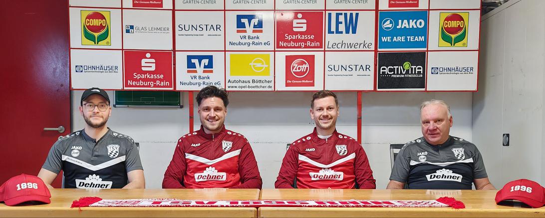 Das Bild zeigt v. l. Abeilungsleiter Michael Haid, Dominik Bobinger, Michael Knötzinger und Geschäftsführer Günther Reichherzer.