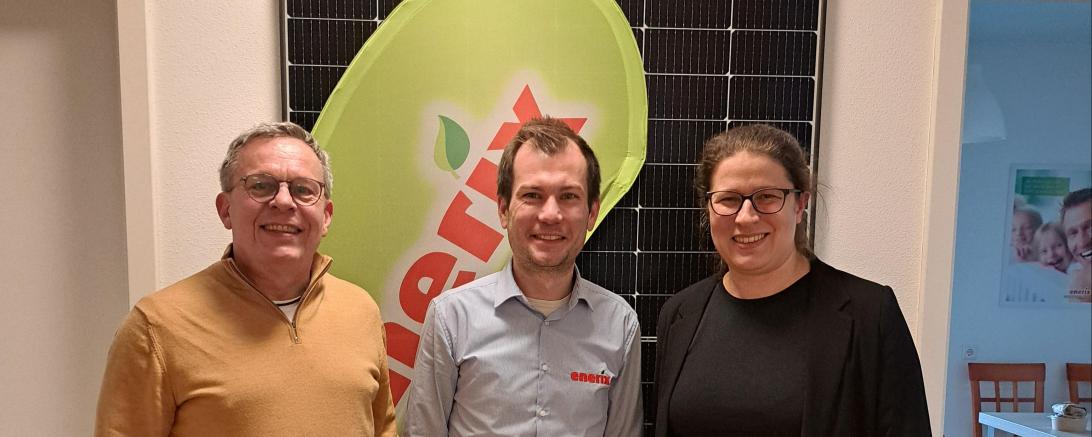 Zu Gast bei enerix Aichach-Friedberg: Helmut Schmidt (links) und Stephanie Schuhknecht (rechts) diskutieren mit Geschäftsführer Christofer Csernik (mitte) über die Zukunft der Energiewende in der Region“