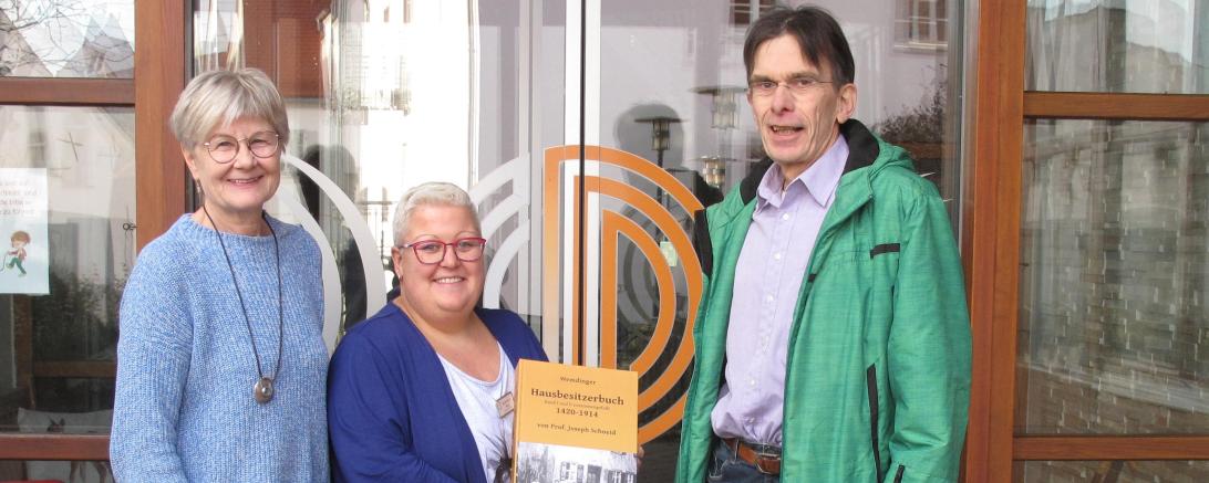 Hier sieht man die Buchübergabe an die Bibliothek des Seniorenheims Wemding.