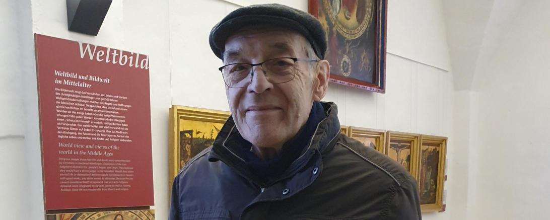 Michael Ott bei der Übergabe des Bierkrugs im Stadtmuseum Nördlingen.