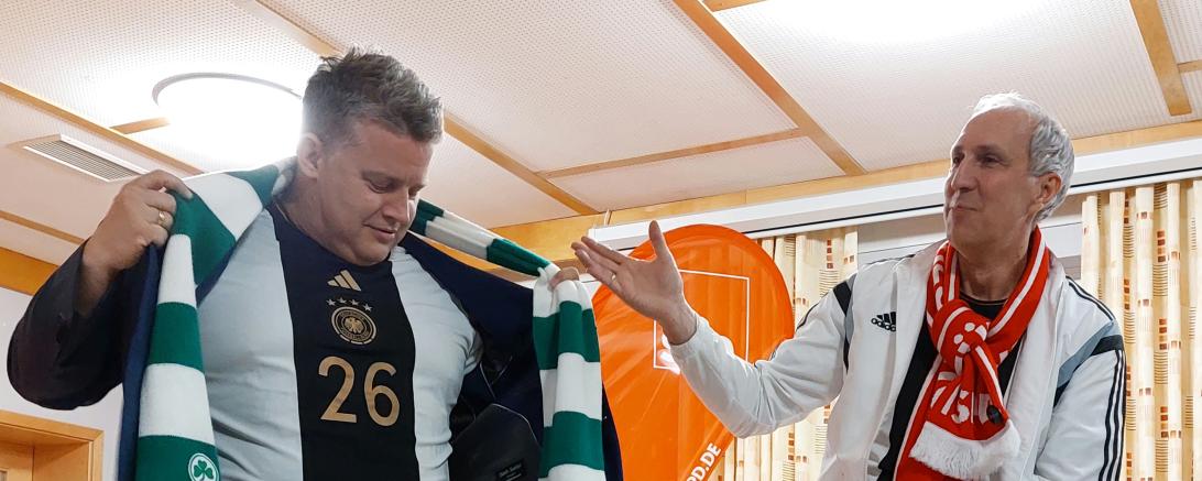 zwei Männer sitzen auf Barhockern