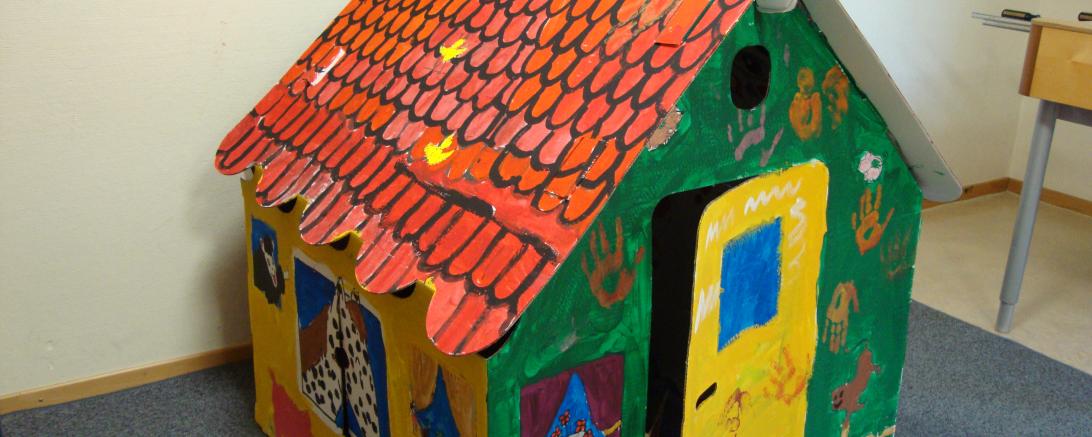 Das bunt gestaltete Papphäuschen der Kinder der Tagesklinik Nördlingen.