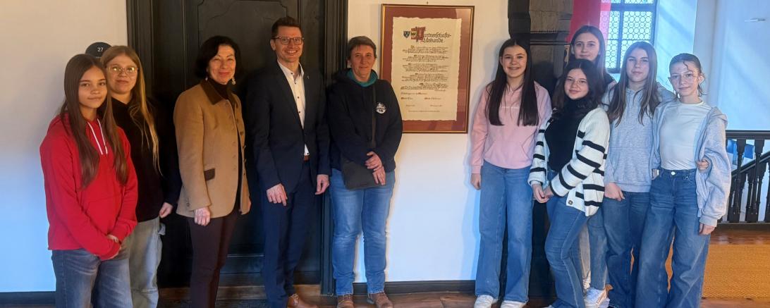 Oberbürgermeister David Wittner empfängt Nadine Raboutot (5. von links) aus Riom zusammen mit Schülerinnen der 7. Klassen der Realschule Maria Stern und ihrer Lehrkraft Eva von Roda (3. von links) im Rathaus.