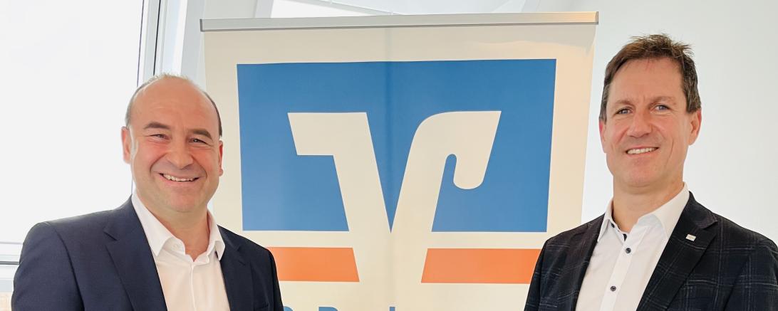 Vorstandsvorsitzender Alexander Jall (r.) kann hervorragende Zahlen verkünden.