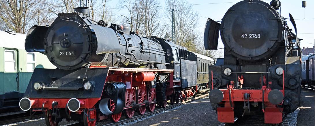 Das Bild zeigt Lokomotiven