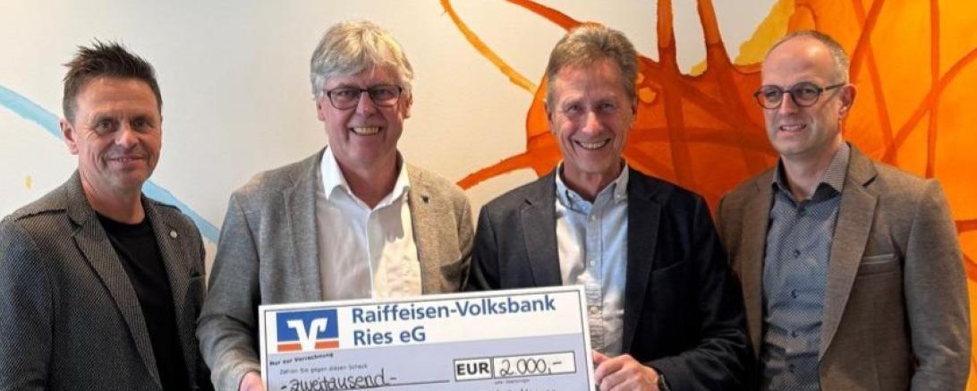 Hier sieht man die Spendenübergabe.