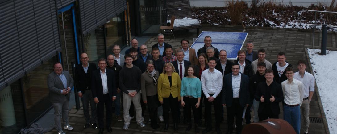 Abschlussklasse mit Lehrerinnen und Lehrern und Schülerinnen und Schülern