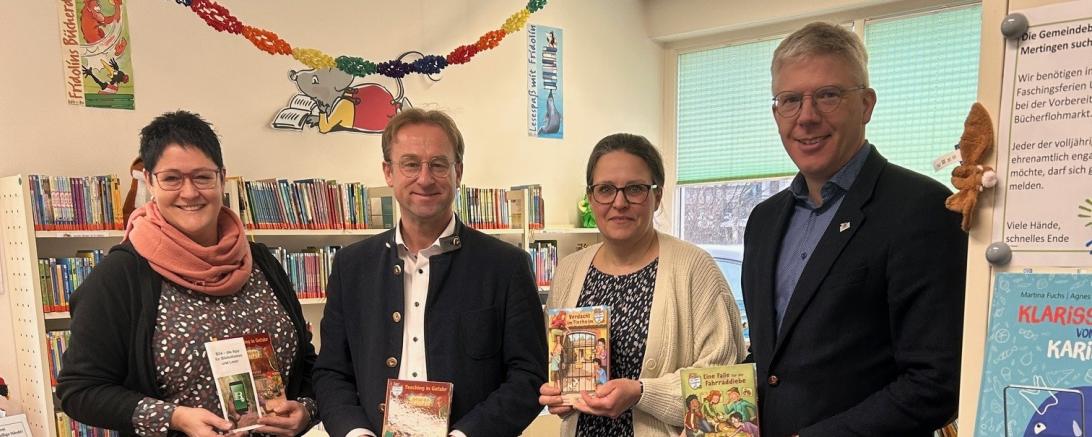 Hier sieht man die Übergabe der Bücher an die Bücherei Mertingen.