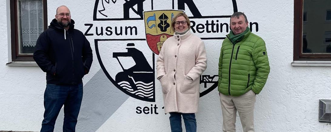 Menschen vor dem Wappen Zusum 