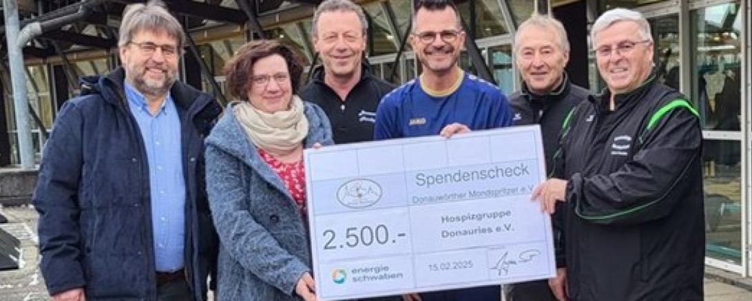 Hier sieht man die Spendenübergabe an die Hospizgruppe.