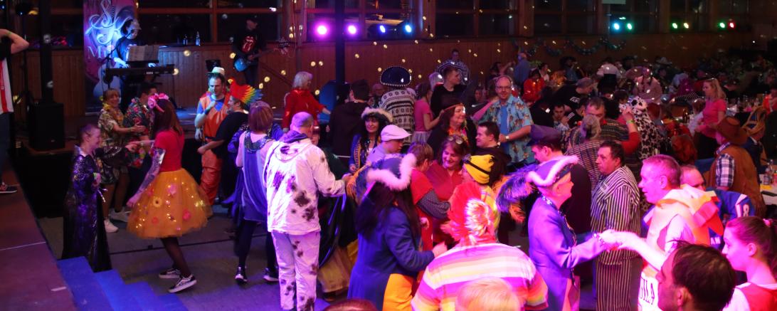 Tanzende Ballbesucher