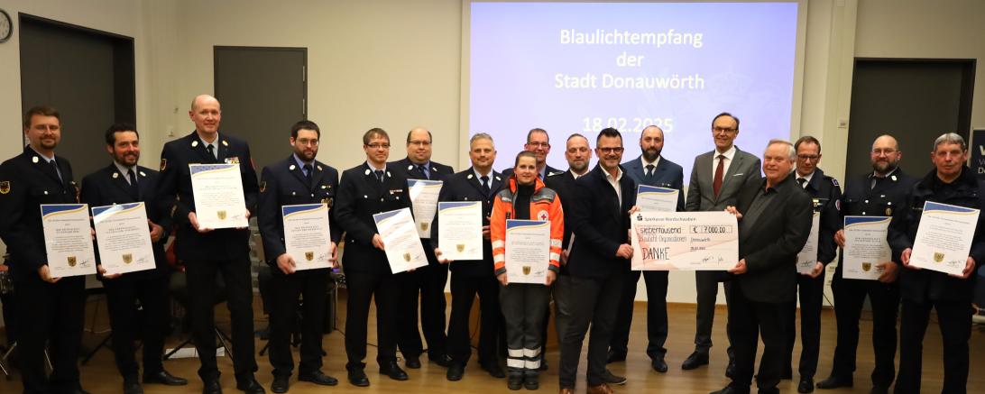 Viele Menschen, die Urkunden in der Hand haben