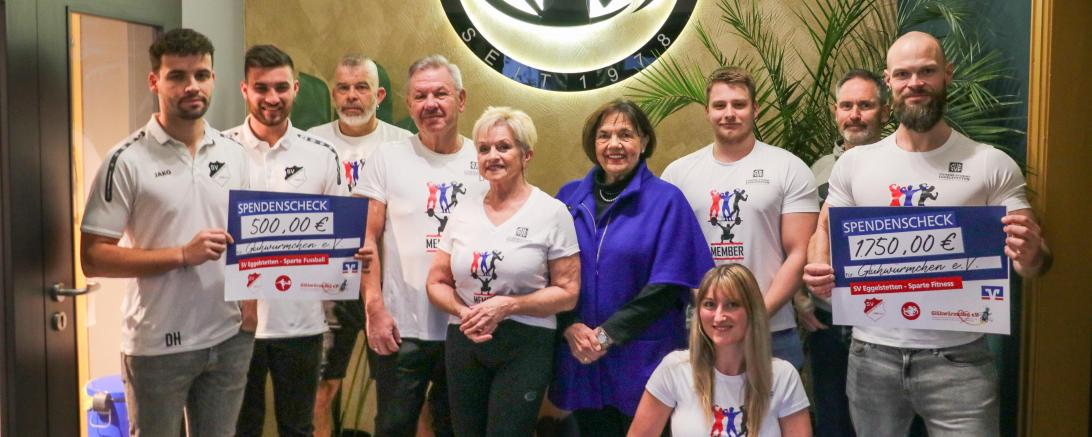 Hier sieht man die Spendenübergabe.