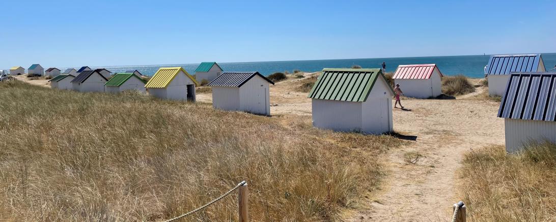 Das Bild zeigen die berühmten Cabines de Bain de Gouville am Atlantikstrand
