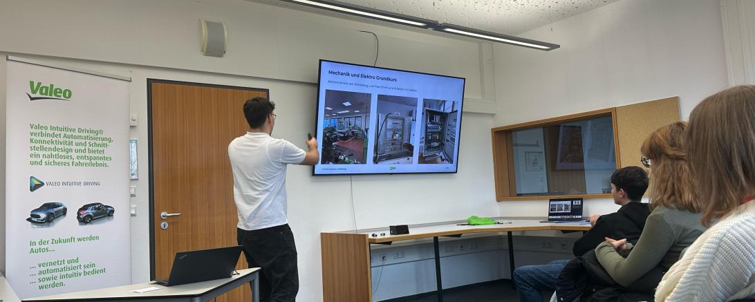 Präsentation zu einem Auto von Valeo in einer Schulklasse